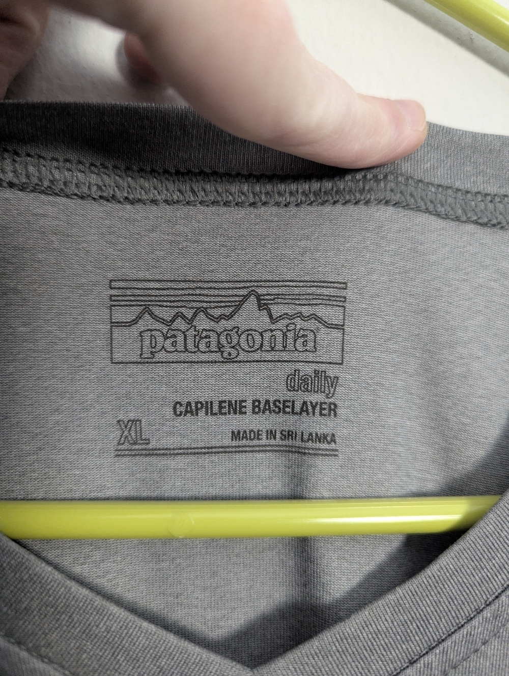 Patagonia - Retro Women's XL Gray Base Layer Shirt With Mountain Graphic - Picture 3 of 4